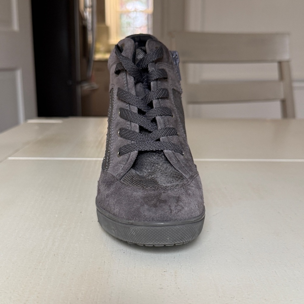 Geox Carum Women's Gray Leather Wedge Sneaker / Bootie
Geox Size 36 - Picture 9 of 12